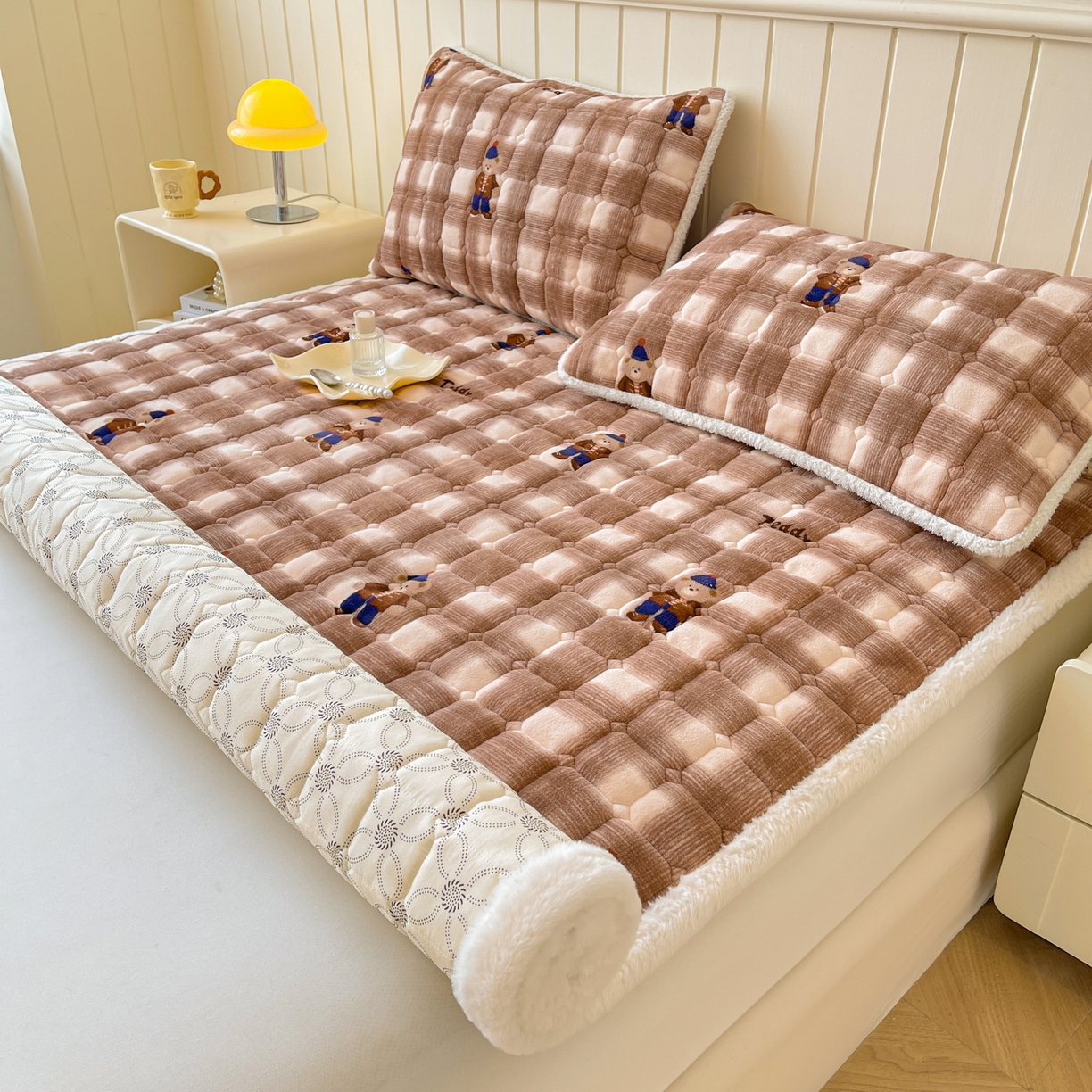 91家纺网 家纺一手货源 找家纺 LIFE.丽芙 2025秋冬新款A类牛奶绒加厚夹棉床褥垫+被套组合四件套 芭乐