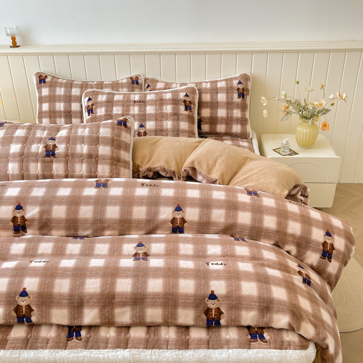 91家纺网 家纺一手货源 找家纺 LIFE.丽芙 2025秋冬新款A类牛奶绒加厚夹棉床褥垫+被套组合四件套 芭乐