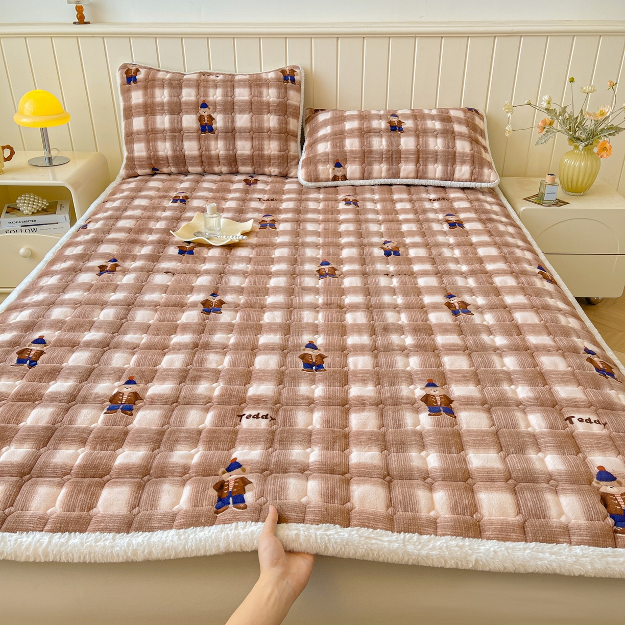 91家纺网 家纺一手货源 找家纺 LIFE.丽芙 2025秋冬新款A类牛奶绒加厚夹棉床褥垫+被套组合四件套 芭乐