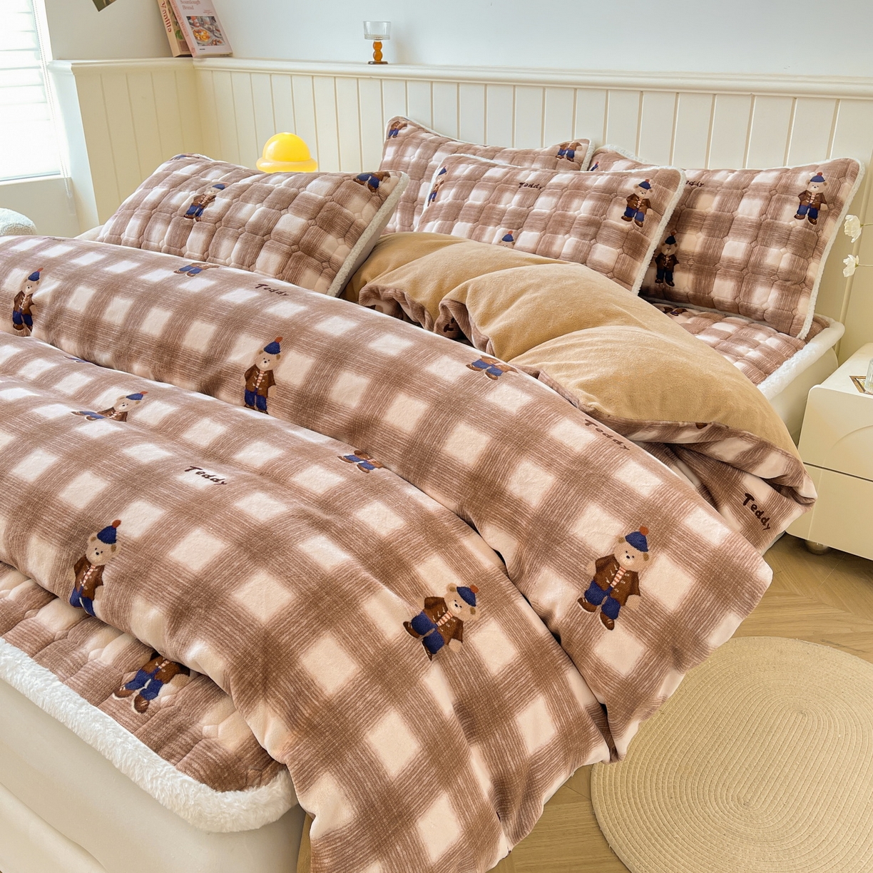 91家纺网 家纺一手货源 找家纺 LIFE.丽芙 2025秋冬新款A类牛奶绒加厚夹棉床褥垫+被套组合四件套 芭乐