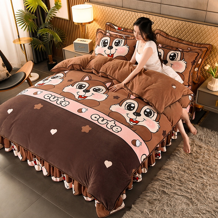 91家纺网 家纺一手货源 找家纺 牵依 2025新款牛奶绒小包边印花四件套 松鼠宝宝