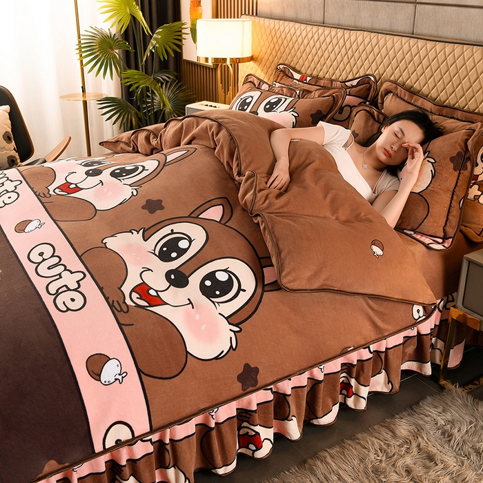 91家纺网 家纺一手货源 找家纺 牵依 2025新款牛奶绒小包边印花四件套 松鼠宝宝