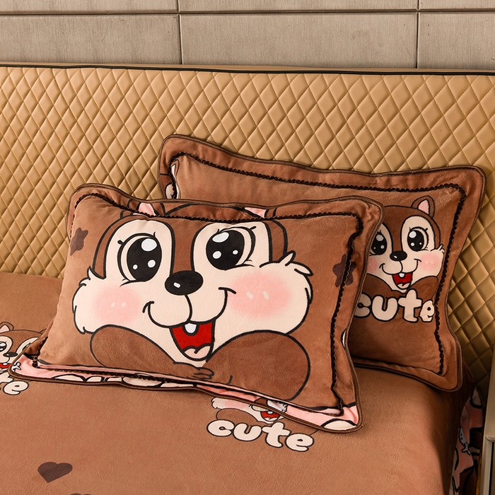 91家纺网 家纺一手货源 找家纺 牵依 2025新款牛奶绒小包边印花四件套 松鼠宝宝