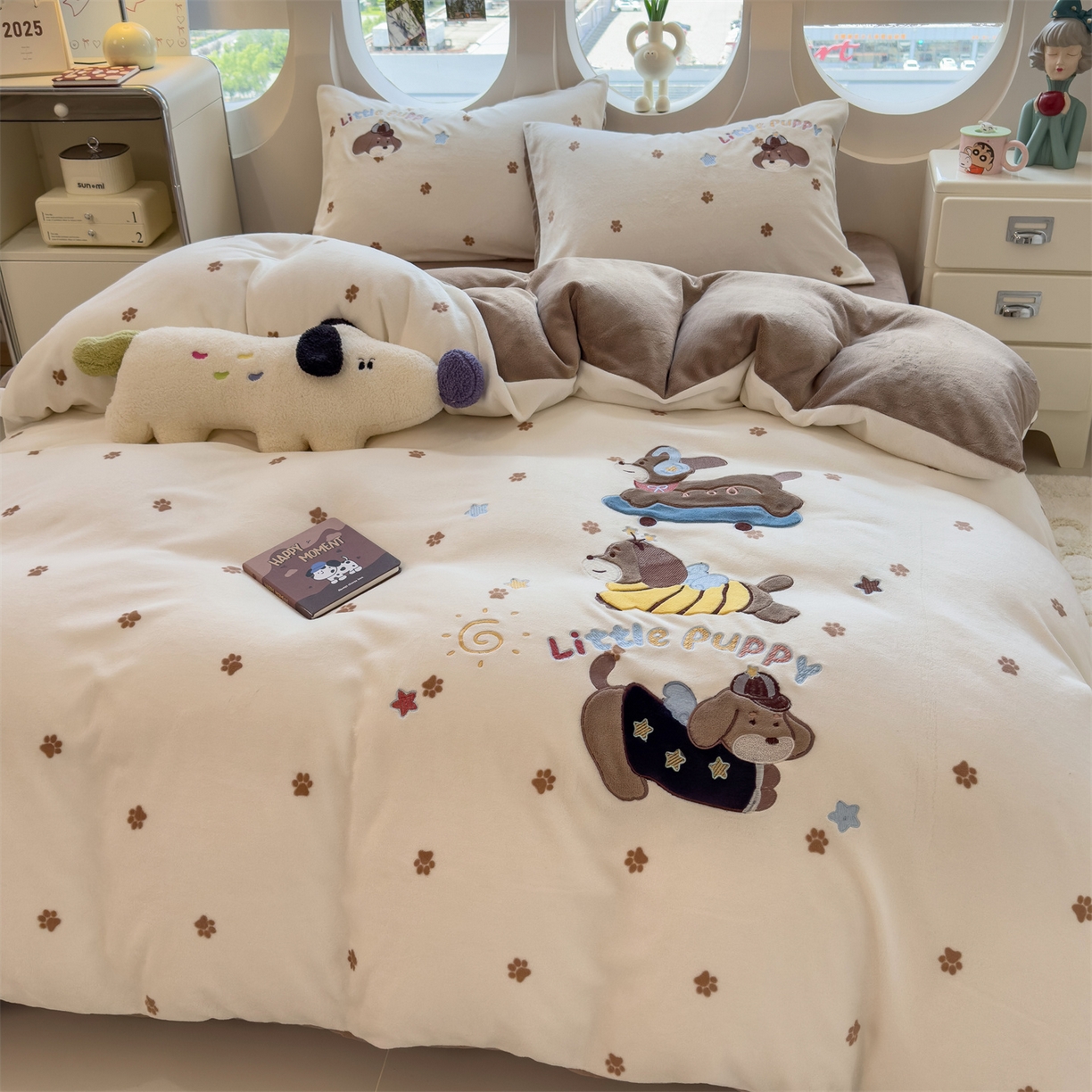 91家纺网 家纺一手货源 找家纺 曲之慕 2025新款卡通消光牛奶绒贴布四件套 小狗梦乡