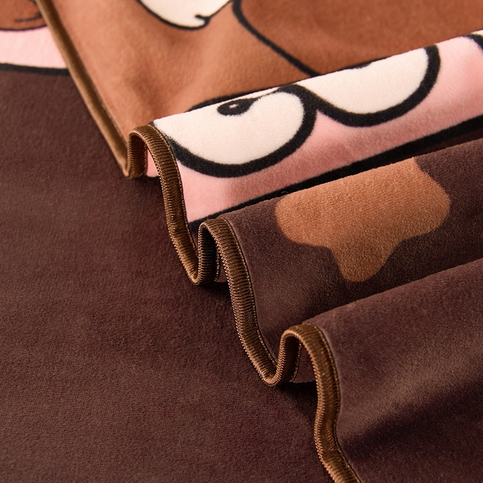 91家纺网 家纺一手货源 找家纺 牵依 2025新款牛奶绒小包边印花四件套 松鼠宝宝