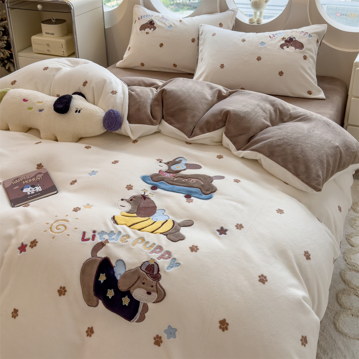 91家纺网 家纺一手货源 找家纺 曲之慕 2025新款卡通消光牛奶绒贴布四件套 小狗梦乡
