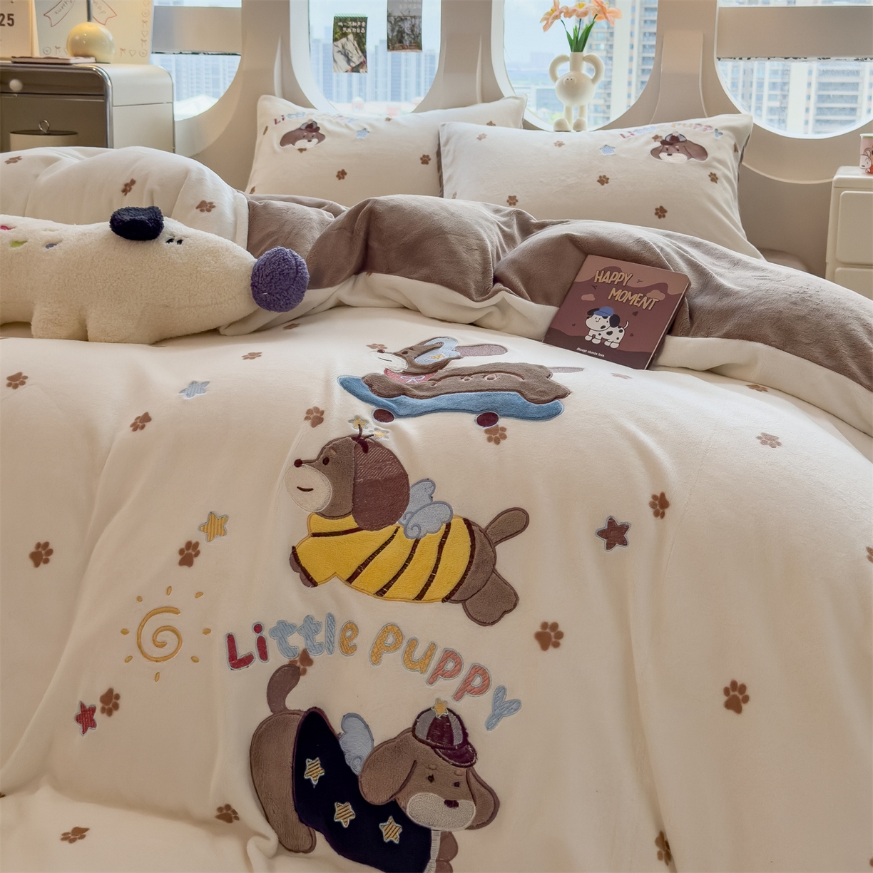 91家纺网 家纺一手货源 找家纺 曲之慕 2025新款卡通消光牛奶绒贴布四件套 小狗梦乡