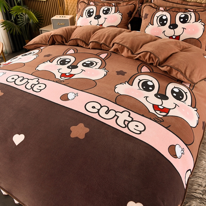 91家纺网 家纺一手货源 找家纺 牵依 2025新款牛奶绒小包边印花四件套 松鼠宝宝