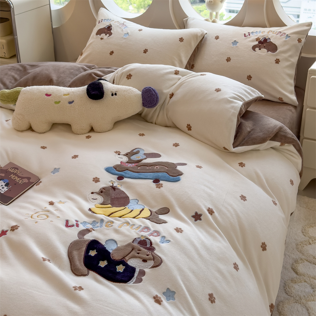 91家纺网 家纺一手货源 找家纺 曲之慕 2025新款卡通消光牛奶绒贴布四件套 小狗梦乡