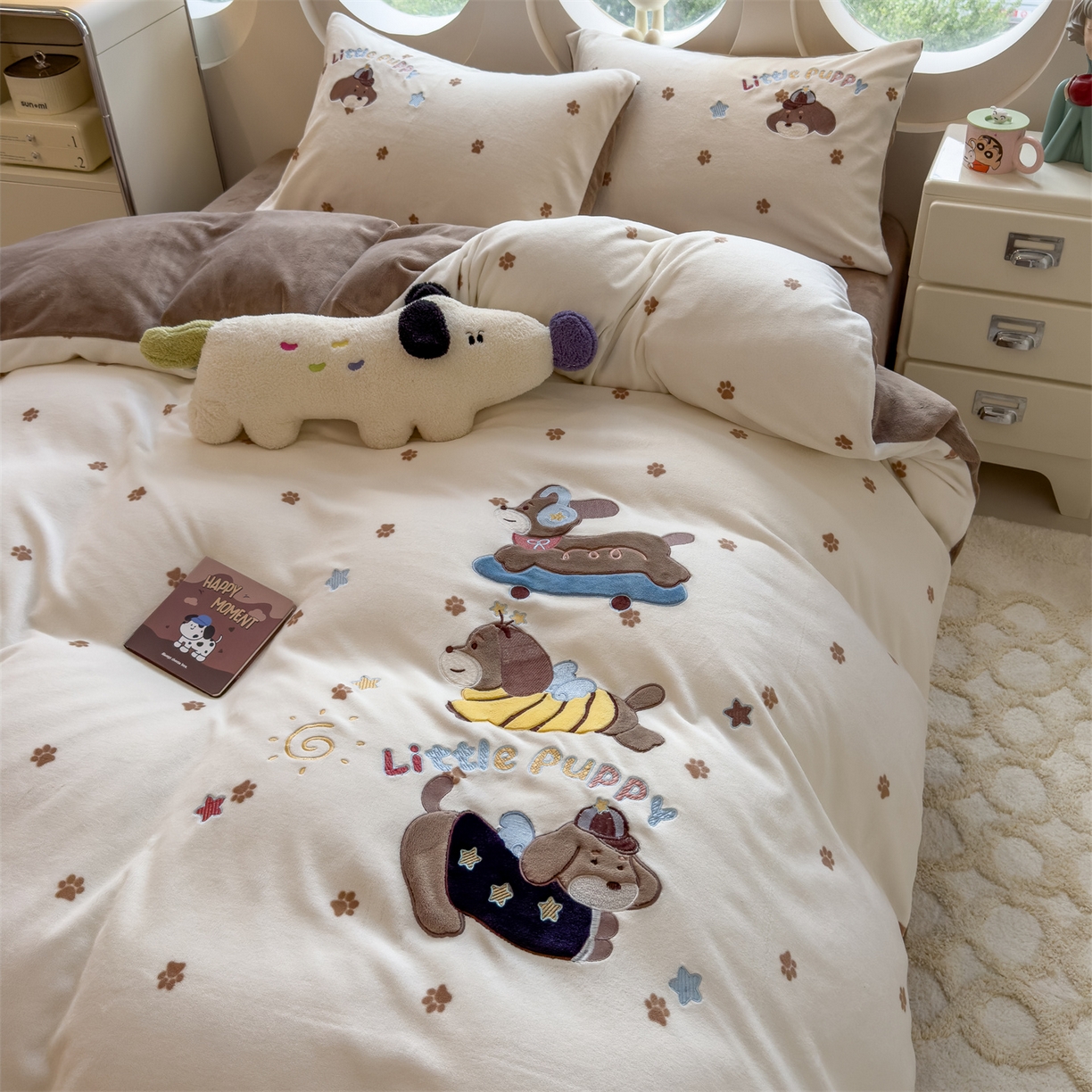 91家纺网 家纺一手货源 找家纺 曲之慕 2025新款卡通消光牛奶绒贴布四件套 小狗梦乡