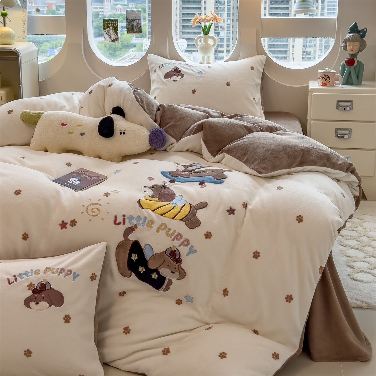 91家纺网 家纺一手货源 找家纺 曲之慕 2025新款卡通消光牛奶绒贴布四件套 小狗梦乡