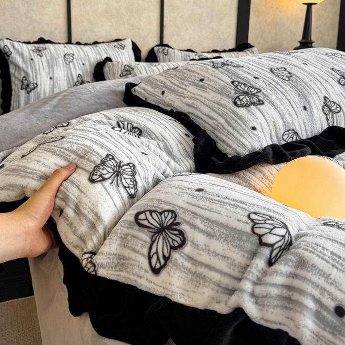 91家纺网 家纺一手货源 找家纺 （总）大米家居 2025新款韩版美拉德风高克重雕花牛奶绒四件套-梦蝶系列