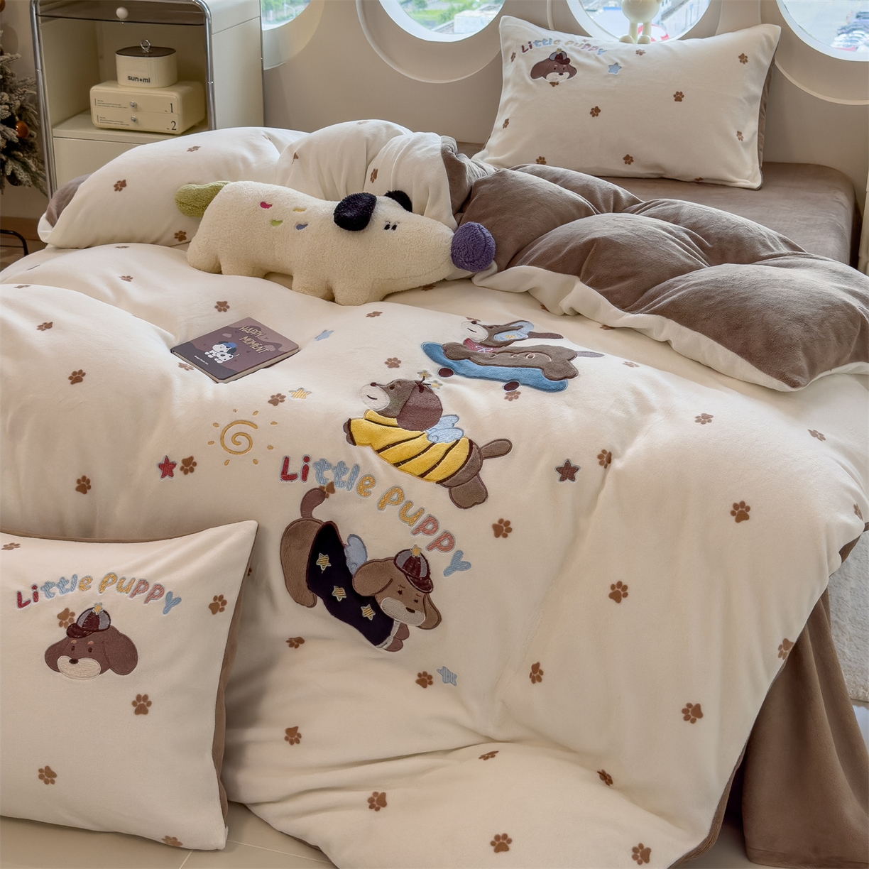 91家纺网 家纺一手货源 找家纺 曲之慕 2025新款卡通消光牛奶绒贴布四件套 小狗梦乡