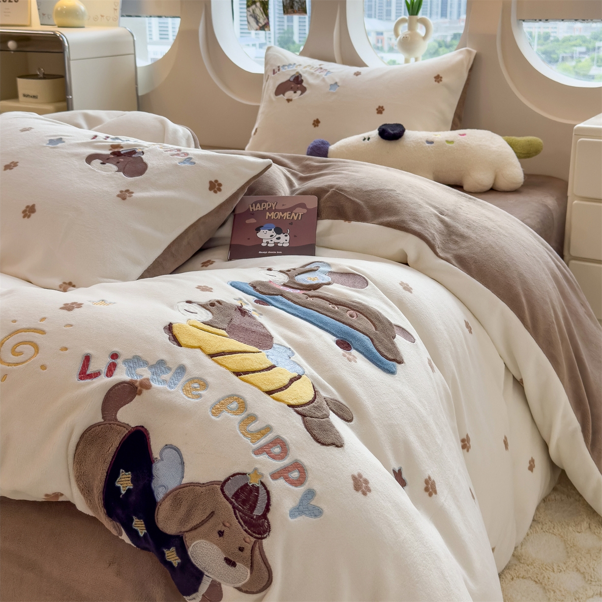 91家纺网 家纺一手货源 找家纺 曲之慕 2025新款卡通消光牛奶绒贴布四件套 小狗梦乡