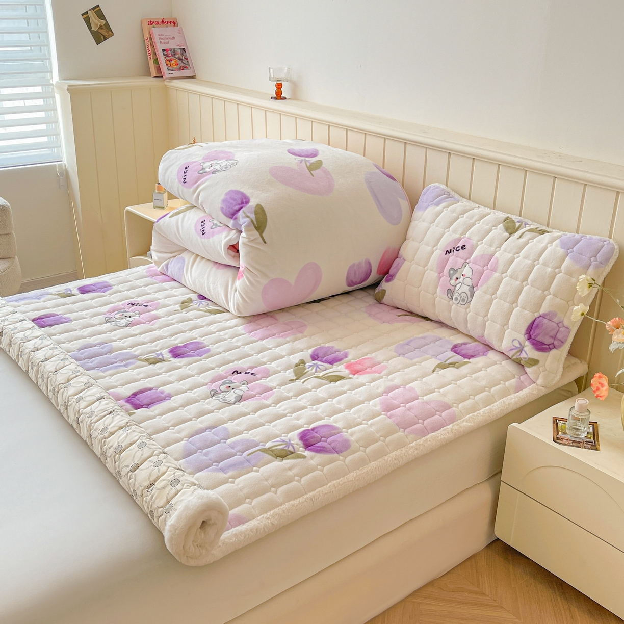 91家纺网 家纺一手货源 找家纺 LIFE.丽芙 2025秋冬新款A类牛奶绒加厚夹棉床褥垫+被套组合四件套 花语