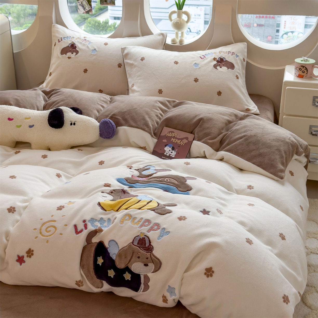 91家纺网 家纺一手货源 找家纺 曲之慕 2025新款卡通消光牛奶绒贴布四件套 小狗梦乡