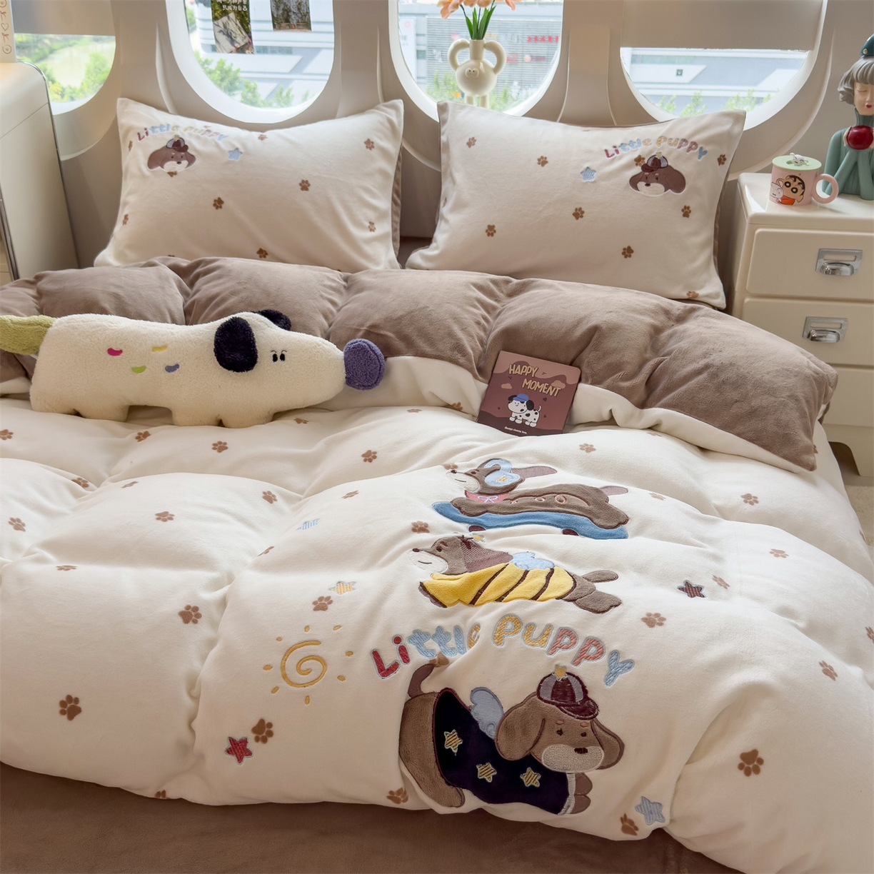 91家纺网 家纺一手货源 找家纺 曲之慕 2025新款卡通消光牛奶绒贴布四件套 小狗梦乡