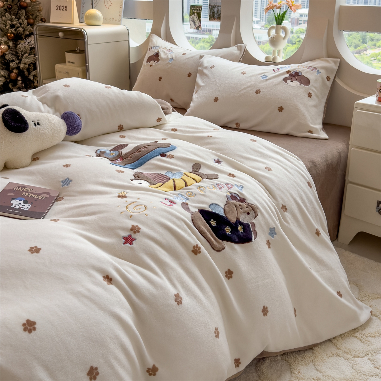 91家纺网 家纺一手货源 找家纺 曲之慕 2025新款卡通消光牛奶绒贴布四件套 小狗梦乡