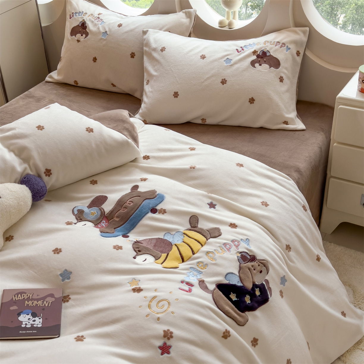 91家纺网 家纺一手货源 找家纺 曲之慕 2025新款卡通消光牛奶绒贴布四件套 小狗梦乡