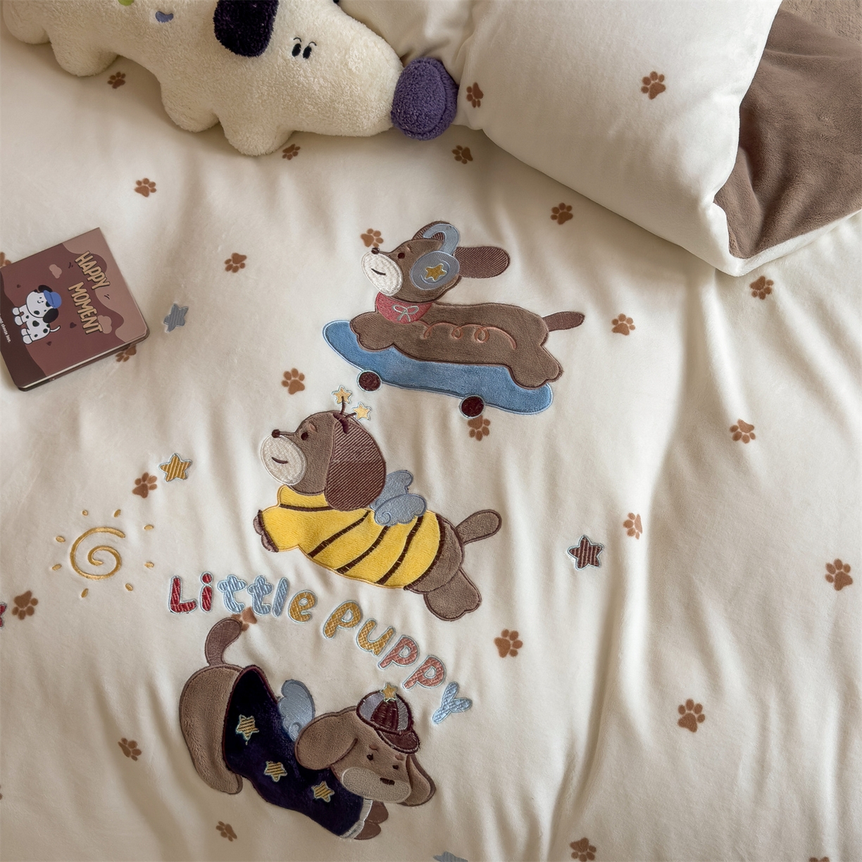 91家纺网 家纺一手货源 找家纺 曲之慕 2025新款卡通消光牛奶绒贴布四件套 小狗梦乡