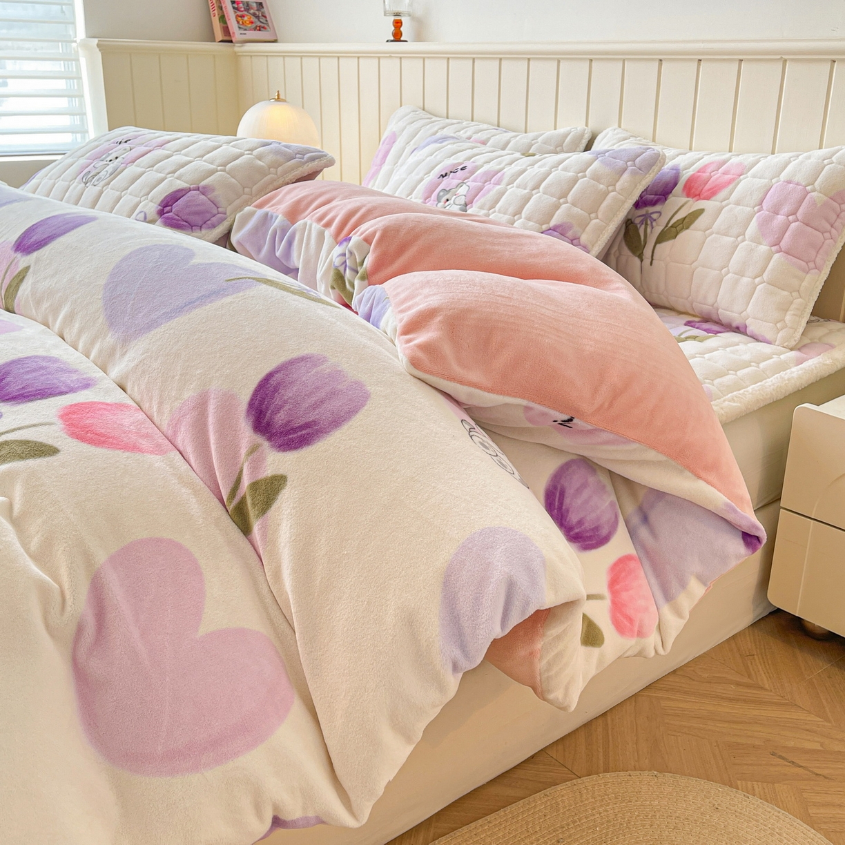 91家纺网 家纺一手货源 找家纺 LIFE.丽芙 2025秋冬新款A类牛奶绒加厚夹棉床褥垫+被套组合四件套 花语