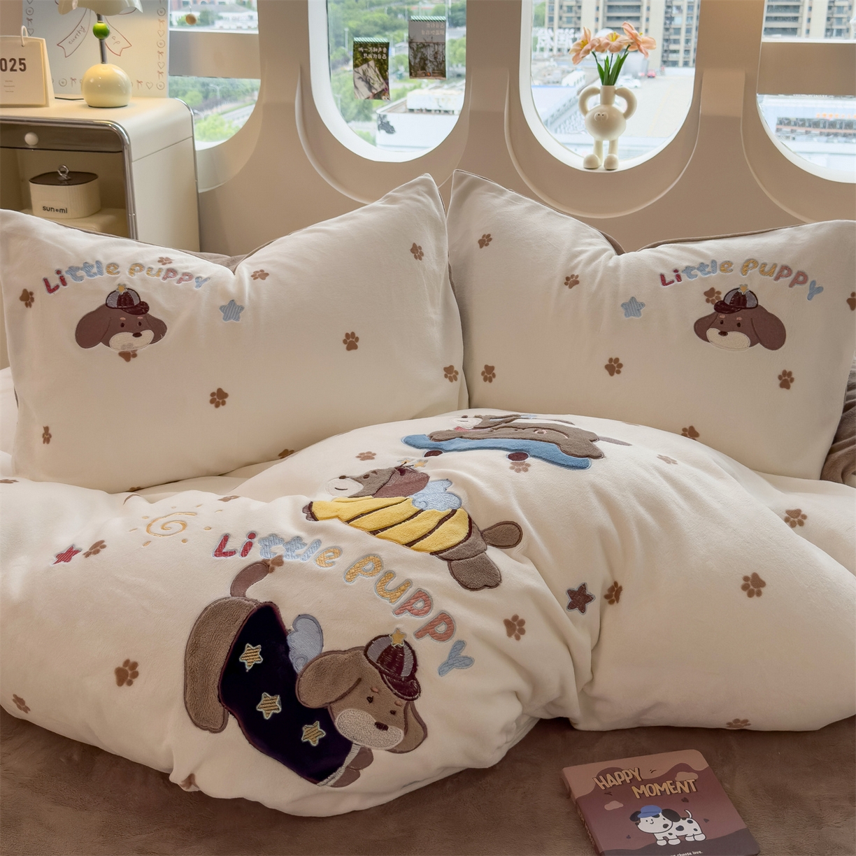 91家纺网 家纺一手货源 找家纺 曲之慕 2025新款卡通消光牛奶绒贴布四件套 小狗梦乡