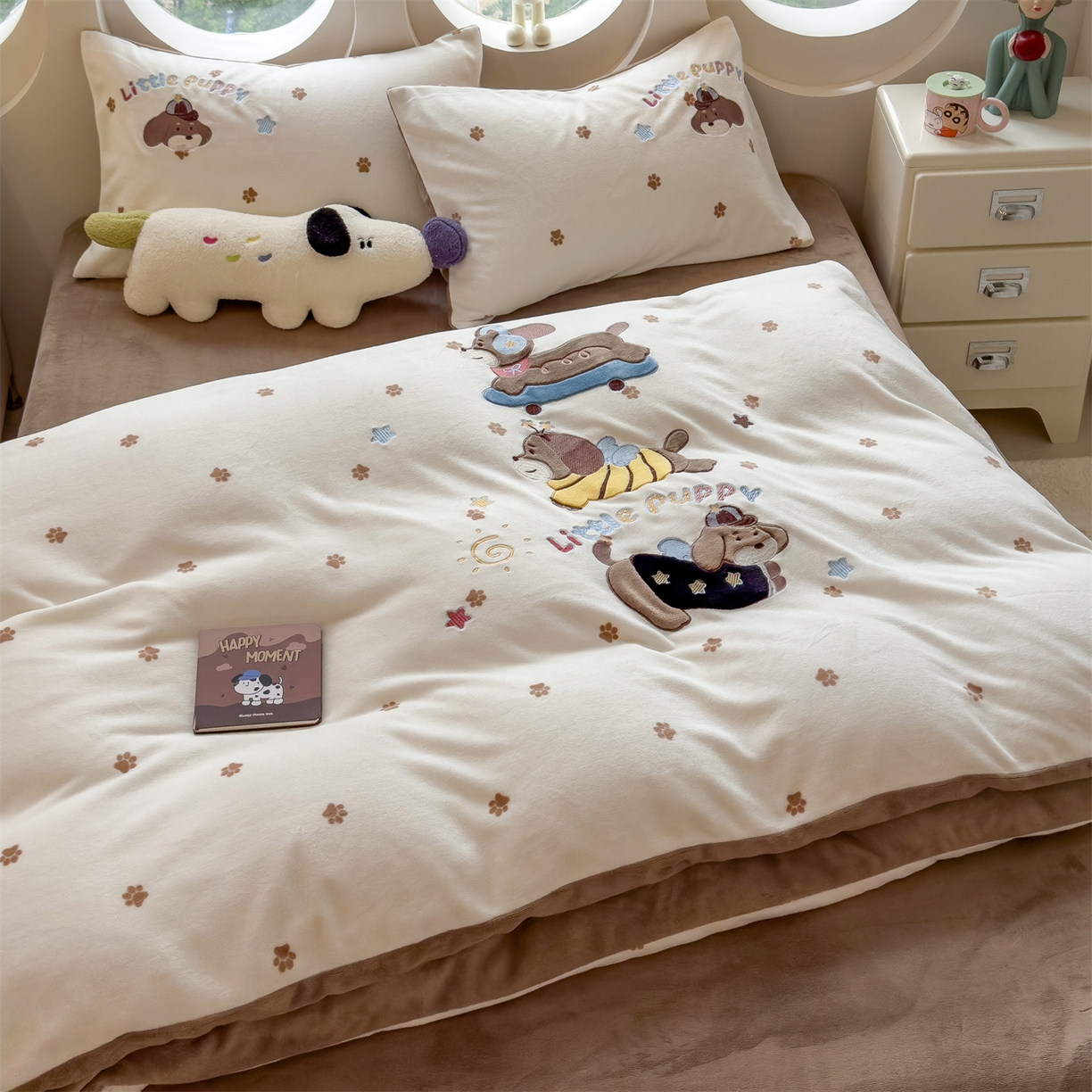 91家纺网 家纺一手货源 找家纺 曲之慕 2025新款卡通消光牛奶绒贴布四件套 小狗梦乡