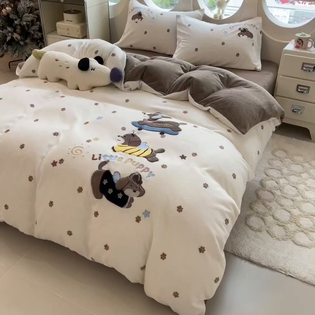 91家纺网 家纺一手货源 找家纺 曲之慕 2025新款卡通消光牛奶绒贴布四件套 小狗梦乡