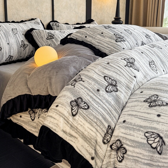 91家纺网 家纺一手货源 找家纺 大米家居 2025新款韩版美拉德风高克重雕花牛奶绒四件套-梦蝶系列 梦蝶-灰