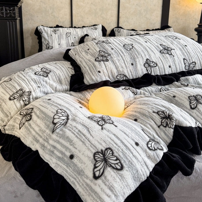 91家纺网 家纺一手货源 找家纺 大米家居 2025新款韩版美拉德风高克重雕花牛奶绒四件套-梦蝶系列 梦蝶-灰