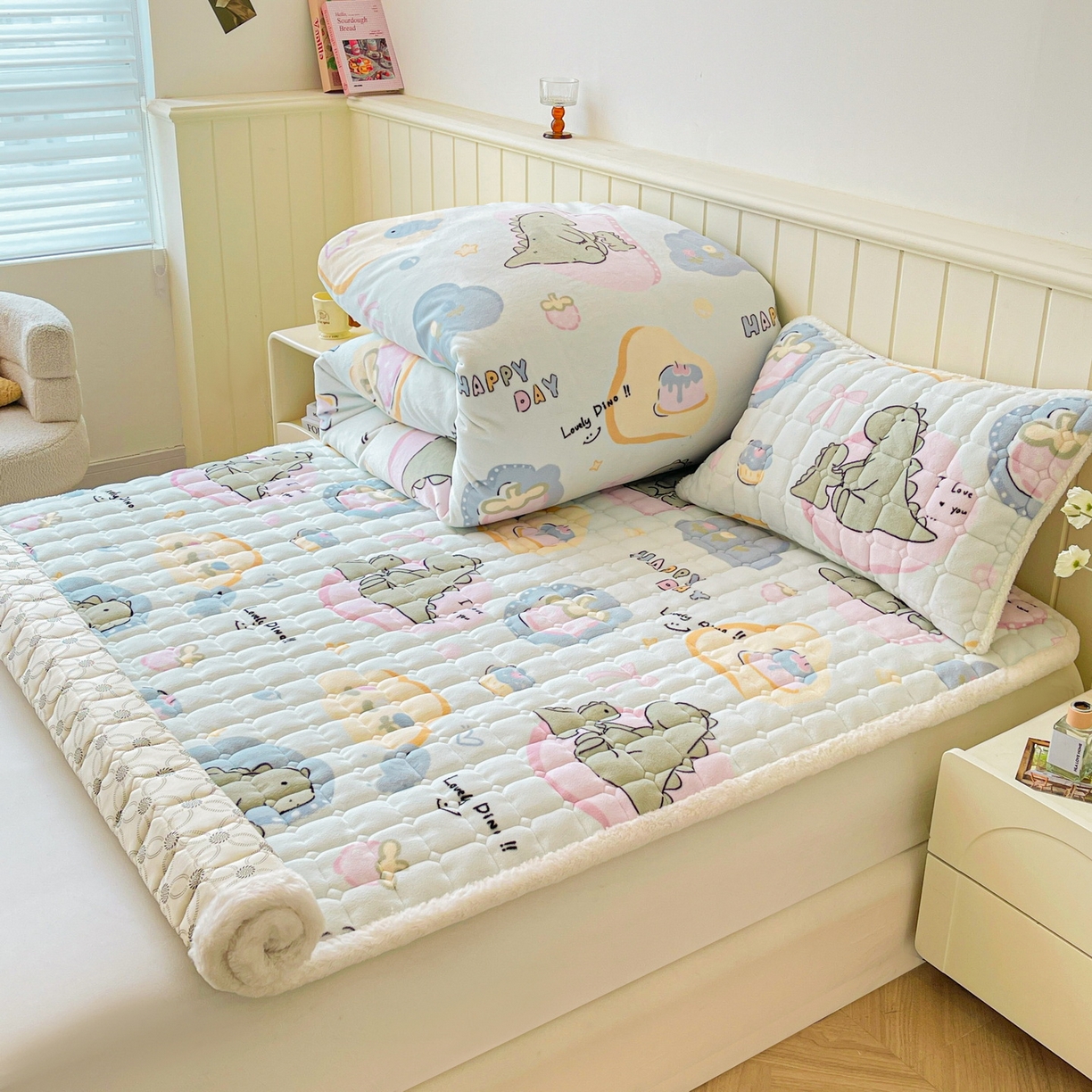 91家纺网 家纺一手货源 找家纺 LIFE.丽芙 2025秋冬新款A类牛奶绒加厚夹棉床褥垫+被套组合四件套 恐龙宝宝