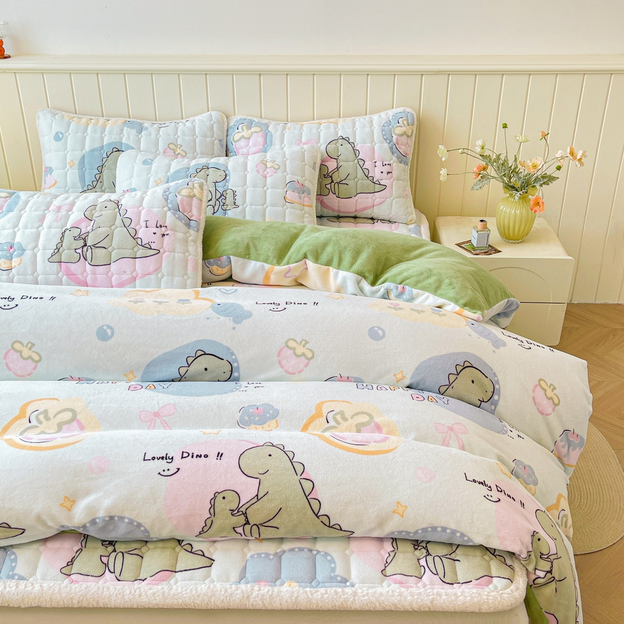 91家纺网 家纺一手货源 找家纺 LIFE.丽芙 2025秋冬新款A类牛奶绒加厚夹棉床褥垫+被套组合四件套 恐龙宝宝