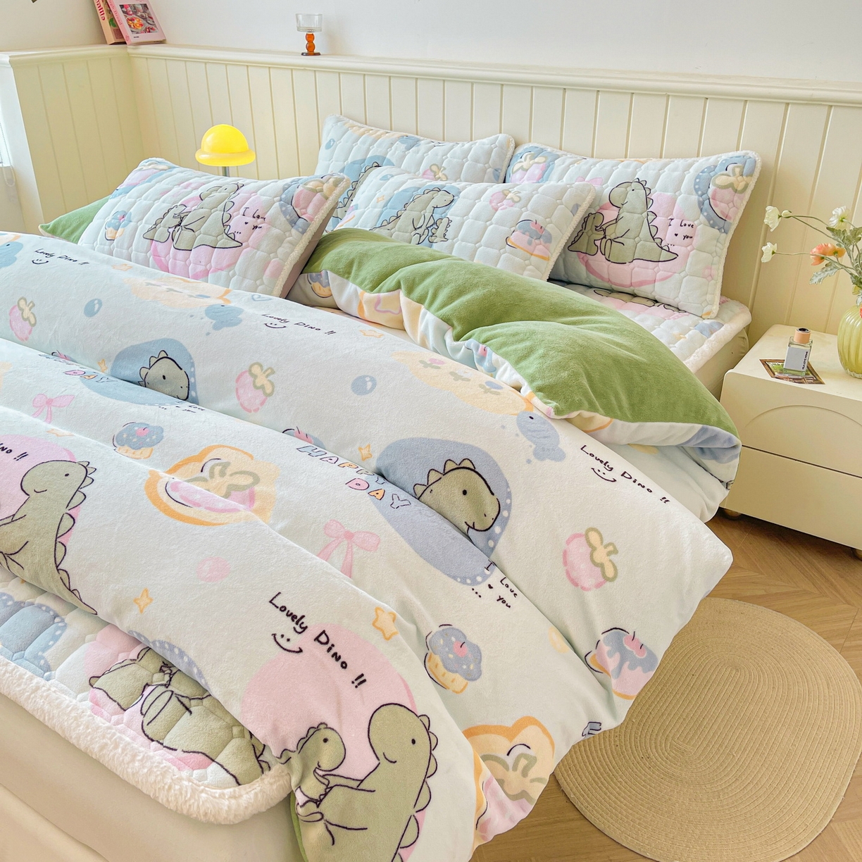 91家纺网 家纺一手货源 找家纺 LIFE.丽芙 2025秋冬新款A类牛奶绒加厚夹棉床褥垫+被套组合四件套 恐龙宝宝