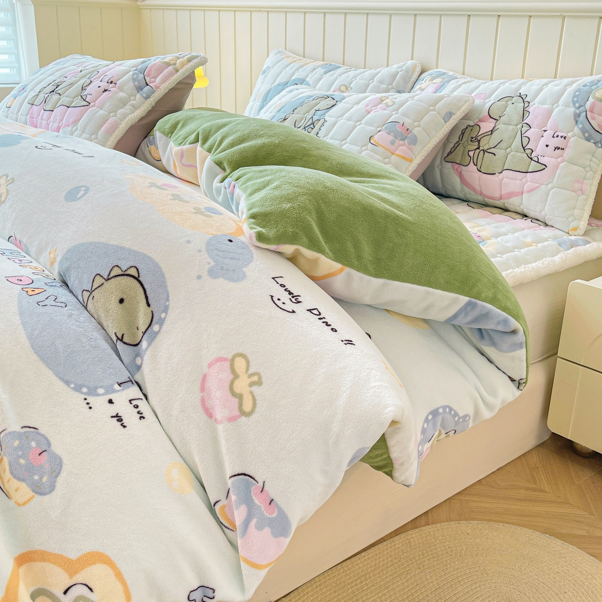 91家纺网 家纺一手货源 找家纺 LIFE.丽芙 2025秋冬新款A类牛奶绒加厚夹棉床褥垫+被套组合四件套 恐龙宝宝