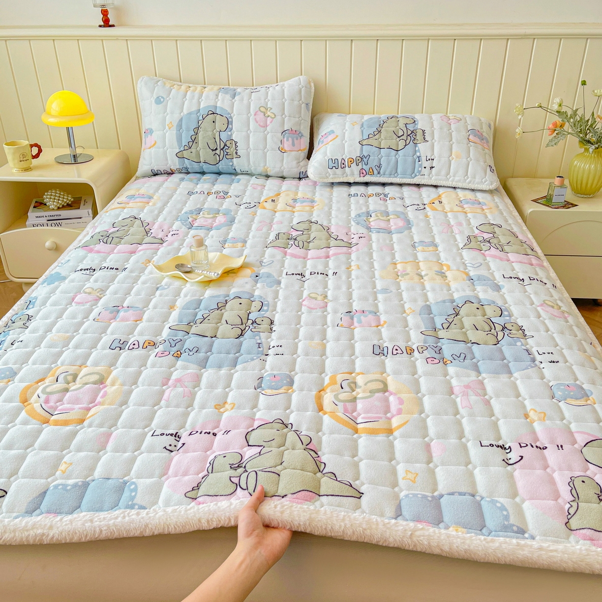 91家纺网 家纺一手货源 找家纺 LIFE.丽芙 2025秋冬新款A类牛奶绒加厚夹棉床褥垫+被套组合四件套 恐龙宝宝