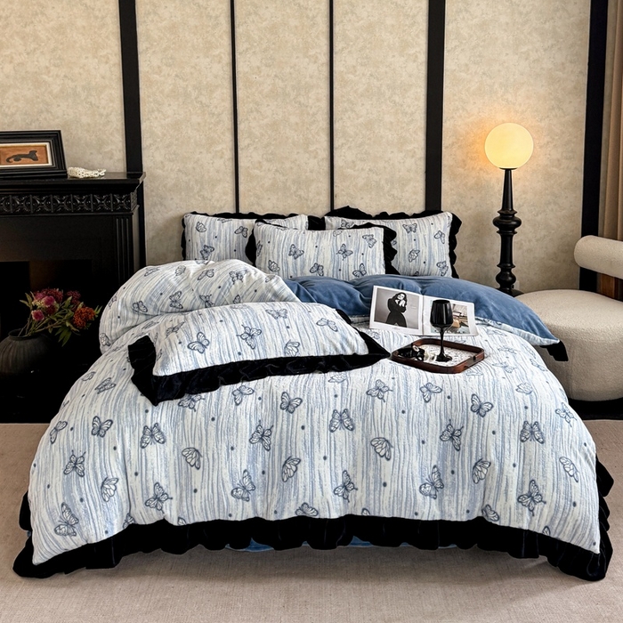 91家纺网 家纺一手货源 找家纺 大米家居 2025新款韩版美拉德风高克重雕花牛奶绒四件套-梦蝶系列 梦蝶-蓝