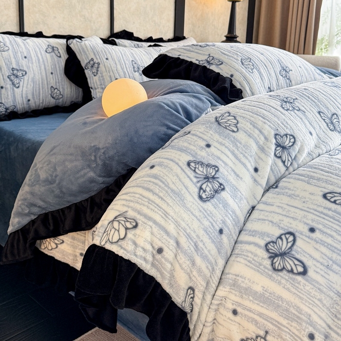 91家纺网 家纺一手货源 找家纺 大米家居 2025新款韩版美拉德风高克重雕花牛奶绒四件套-梦蝶系列 梦蝶-蓝