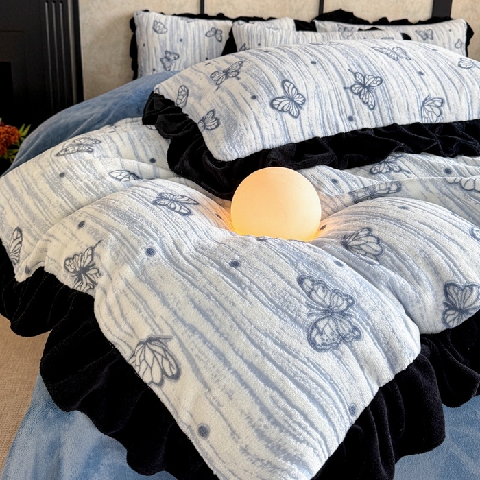 91家纺网 家纺一手货源 找家纺 大米家居 2025新款韩版美拉德风高克重雕花牛奶绒四件套-梦蝶系列 梦蝶-蓝