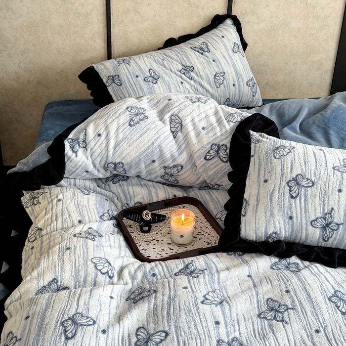 91家纺网 家纺一手货源 找家纺 大米家居 2025新款韩版美拉德风高克重雕花牛奶绒四件套-梦蝶系列 梦蝶-蓝