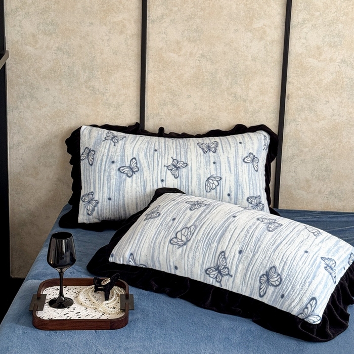 91家纺网 家纺一手货源 找家纺 大米家居 2025新款韩版美拉德风高克重雕花牛奶绒四件套-梦蝶系列 梦蝶-蓝