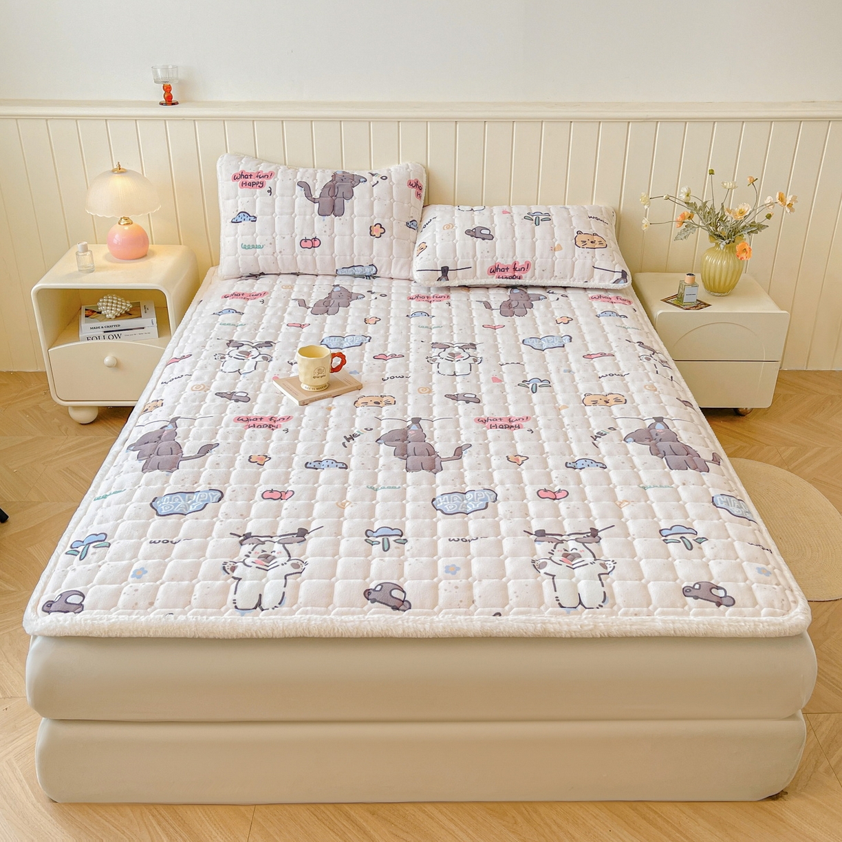 91家纺网 家纺一手货源 找家纺 LIFE.丽芙 2025秋冬新款A类牛奶绒加厚夹棉床褥垫+被套组合四件套 萌喵酷狗