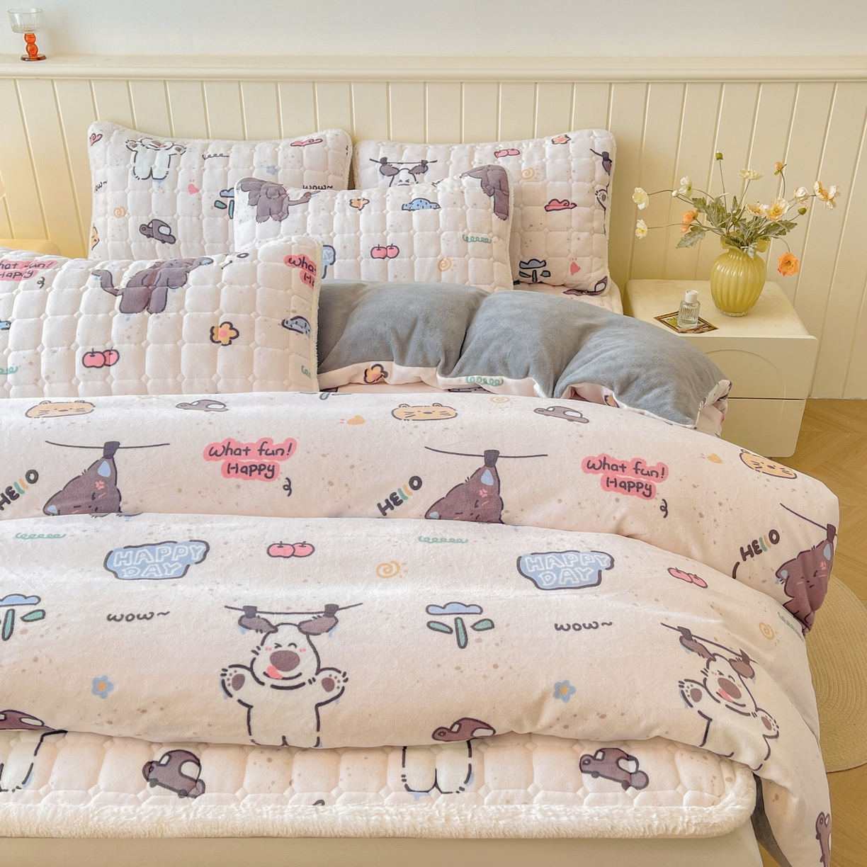 91家纺网 家纺一手货源 找家纺 LIFE.丽芙 2025秋冬新款A类牛奶绒加厚夹棉床褥垫+被套组合四件套 萌喵酷狗
