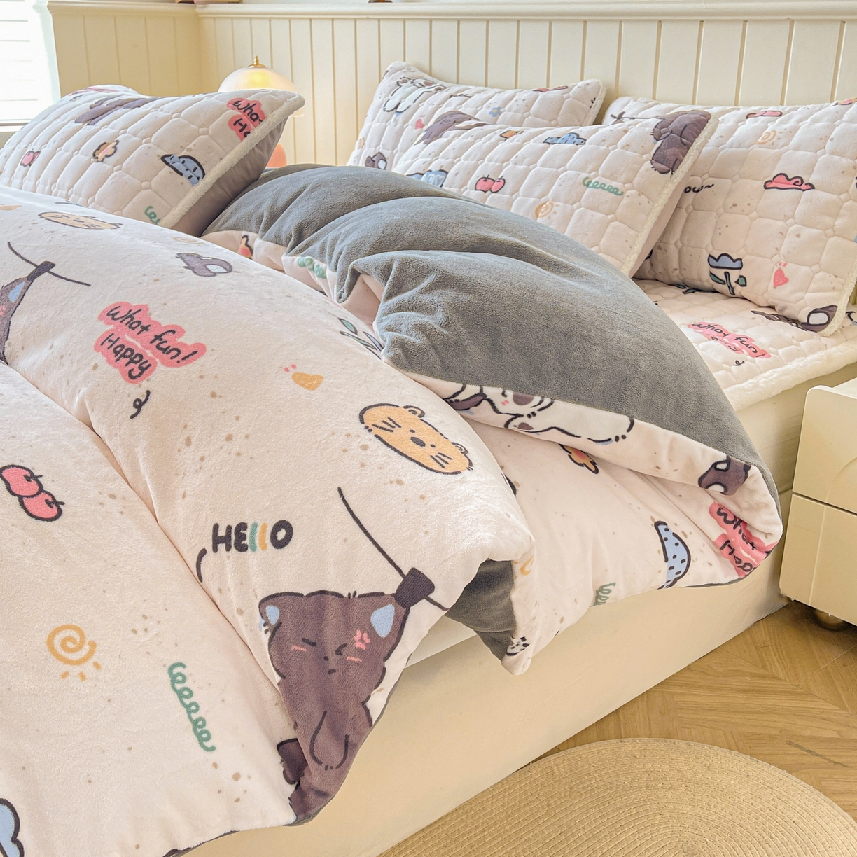 91家纺网 家纺一手货源 找家纺 LIFE.丽芙 2025秋冬新款A类牛奶绒加厚夹棉床褥垫+被套组合四件套 萌喵酷狗