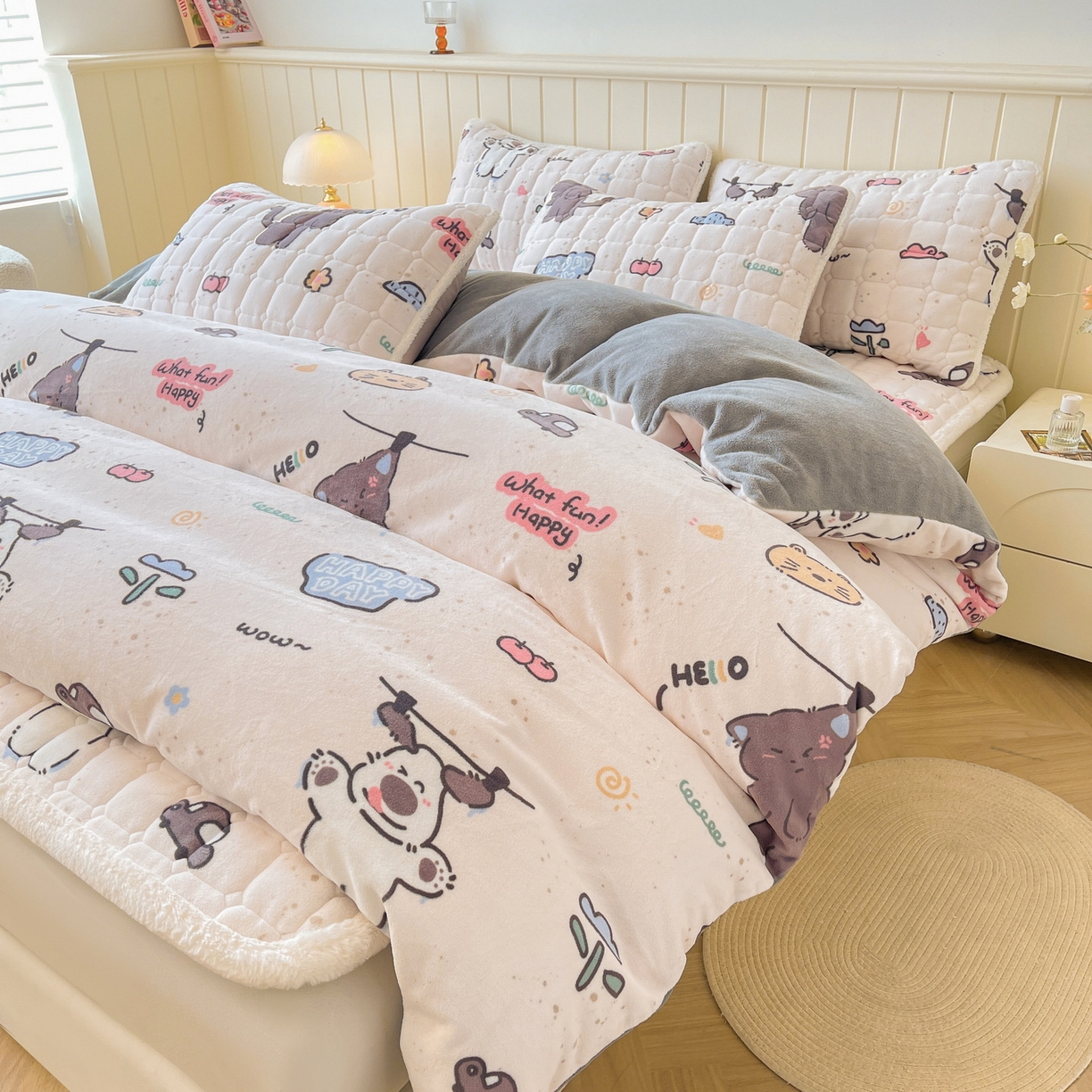 91家纺网 家纺一手货源 找家纺 LIFE.丽芙 2025秋冬新款A类牛奶绒加厚夹棉床褥垫+被套组合四件套 萌喵酷狗