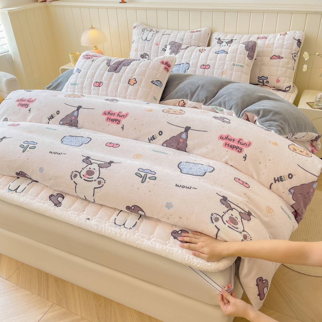 91家纺网 家纺一手货源 找家纺 LIFE.丽芙 2025秋冬新款A类牛奶绒加厚夹棉床褥垫+被套组合四件套 萌喵酷狗