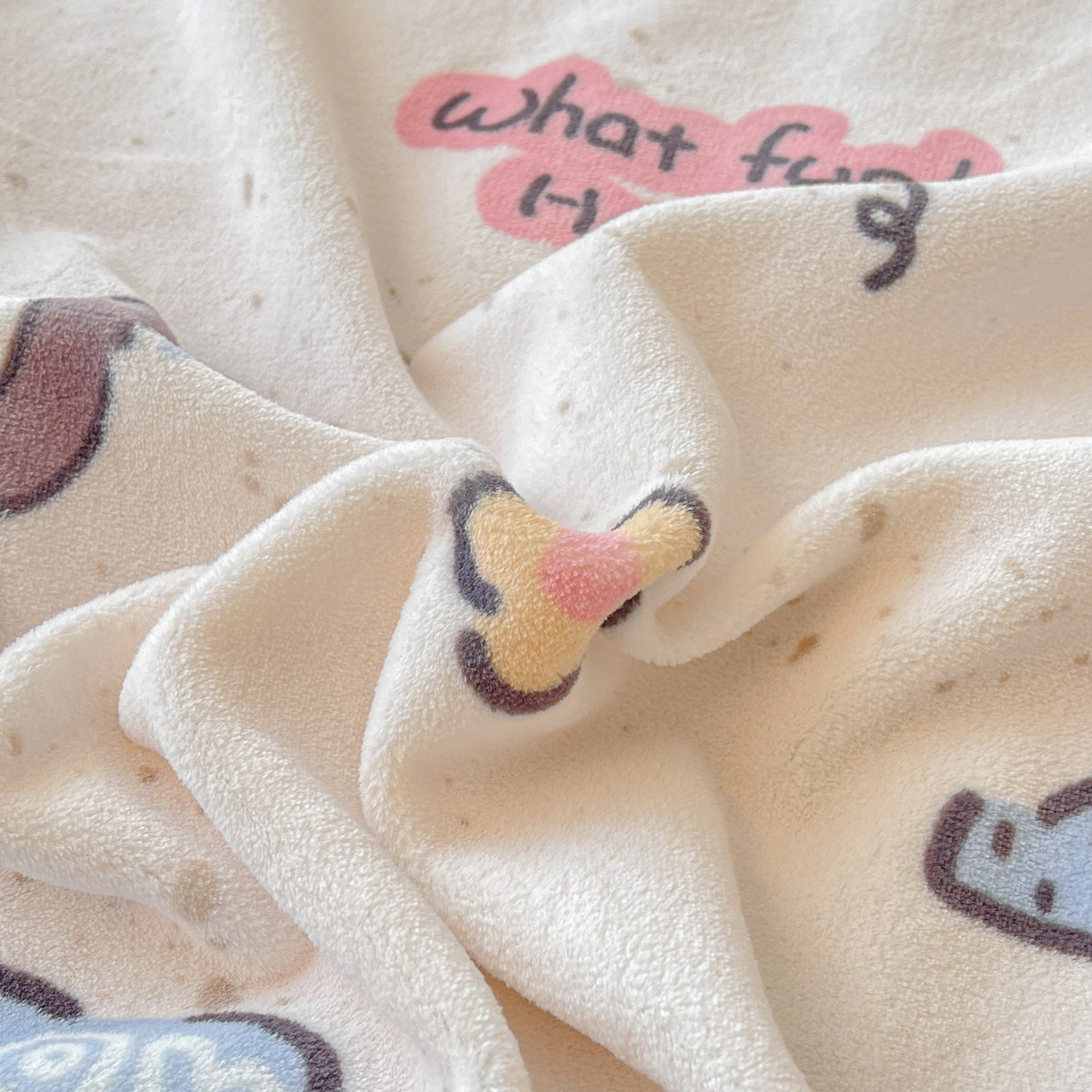 91家纺网 家纺一手货源 找家纺 LIFE.丽芙 2025秋冬新款A类牛奶绒加厚夹棉床褥垫+被套组合四件套 萌喵酷狗