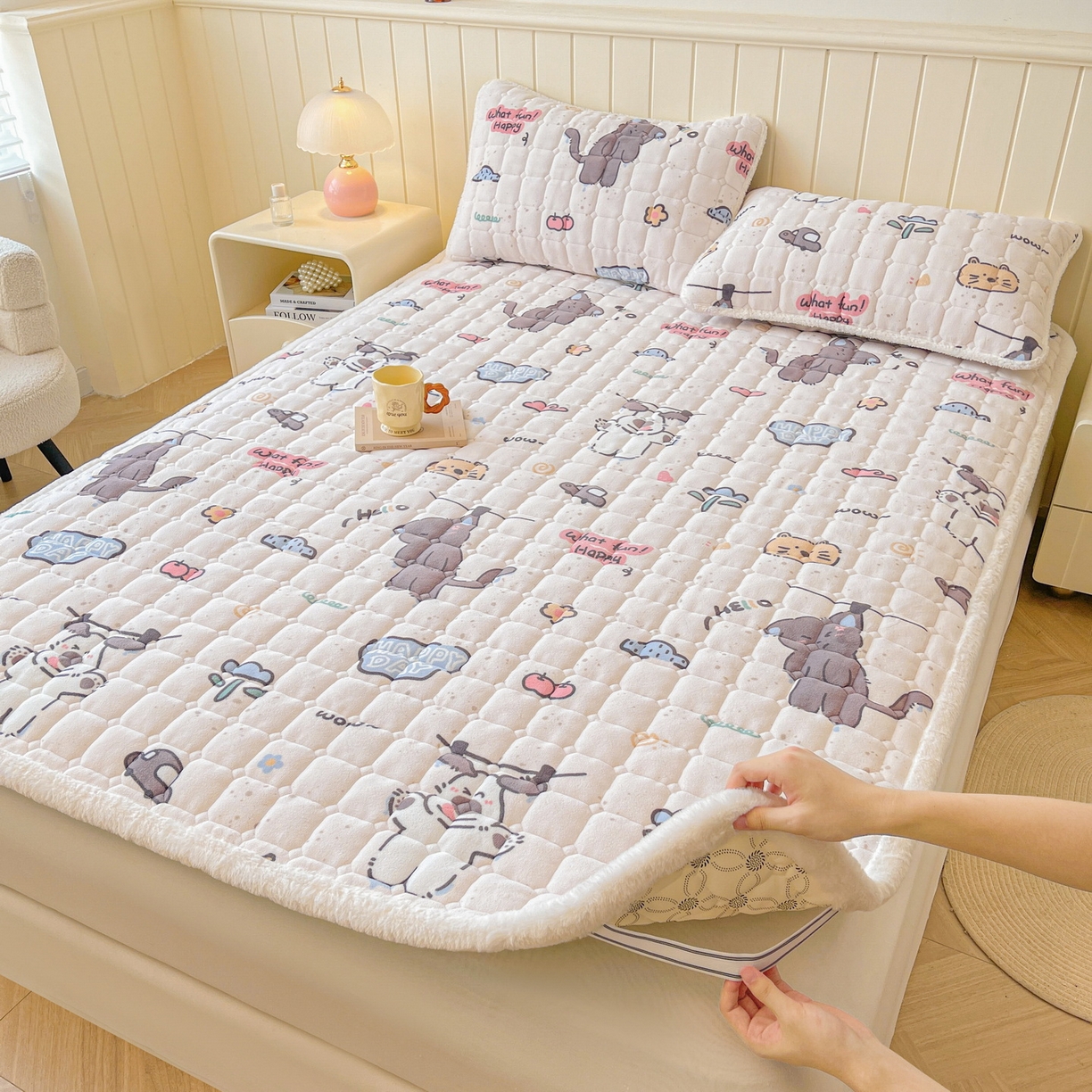 91家纺网 家纺一手货源 找家纺 LIFE.丽芙 2025秋冬新款A类牛奶绒加厚夹棉床褥垫+被套组合四件套 萌喵酷狗