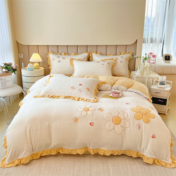 91家纺网 家纺一手货源 找家纺 曲之慕 2025新款韩版牛奶绒花朵贴布绣四件套 花朵-奶油白