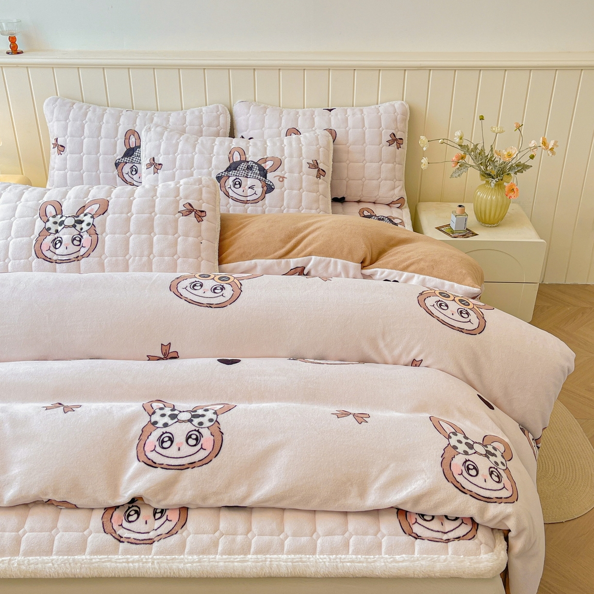 91家纺网 家纺一手货源 找家纺 LIFE.丽芙 2025秋冬新款A类牛奶绒加厚夹棉床褥垫+被套组合四件套 趣多多