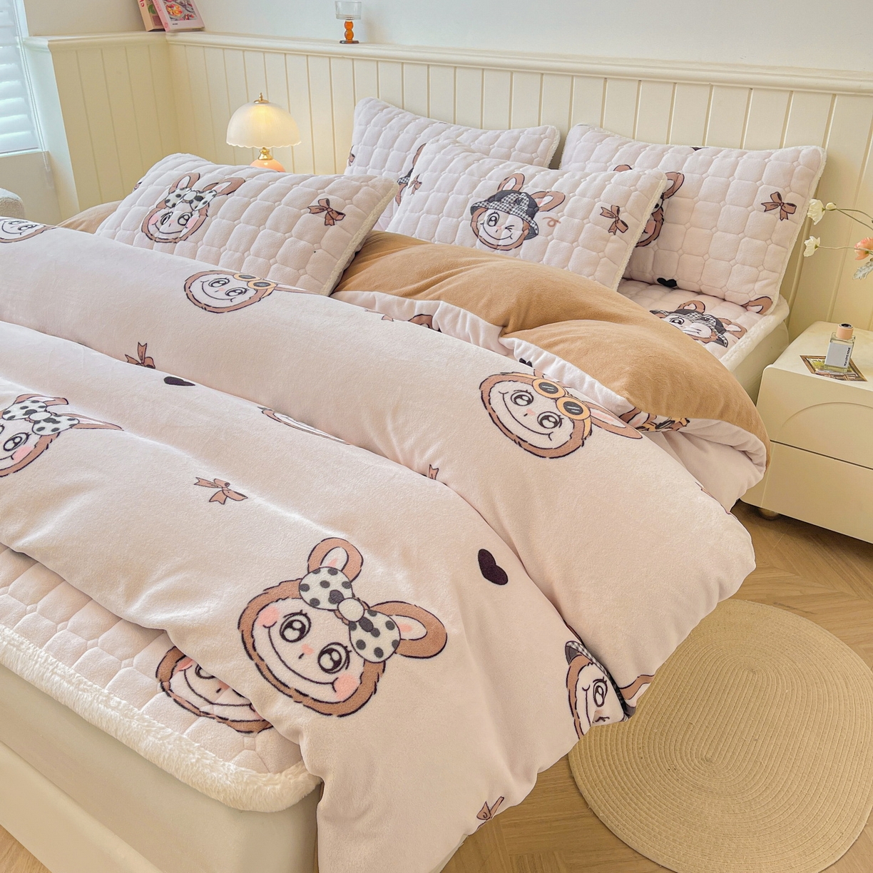 91家纺网 家纺一手货源 找家纺 LIFE.丽芙 2025秋冬新款A类牛奶绒加厚夹棉床褥垫+被套组合四件套 趣多多